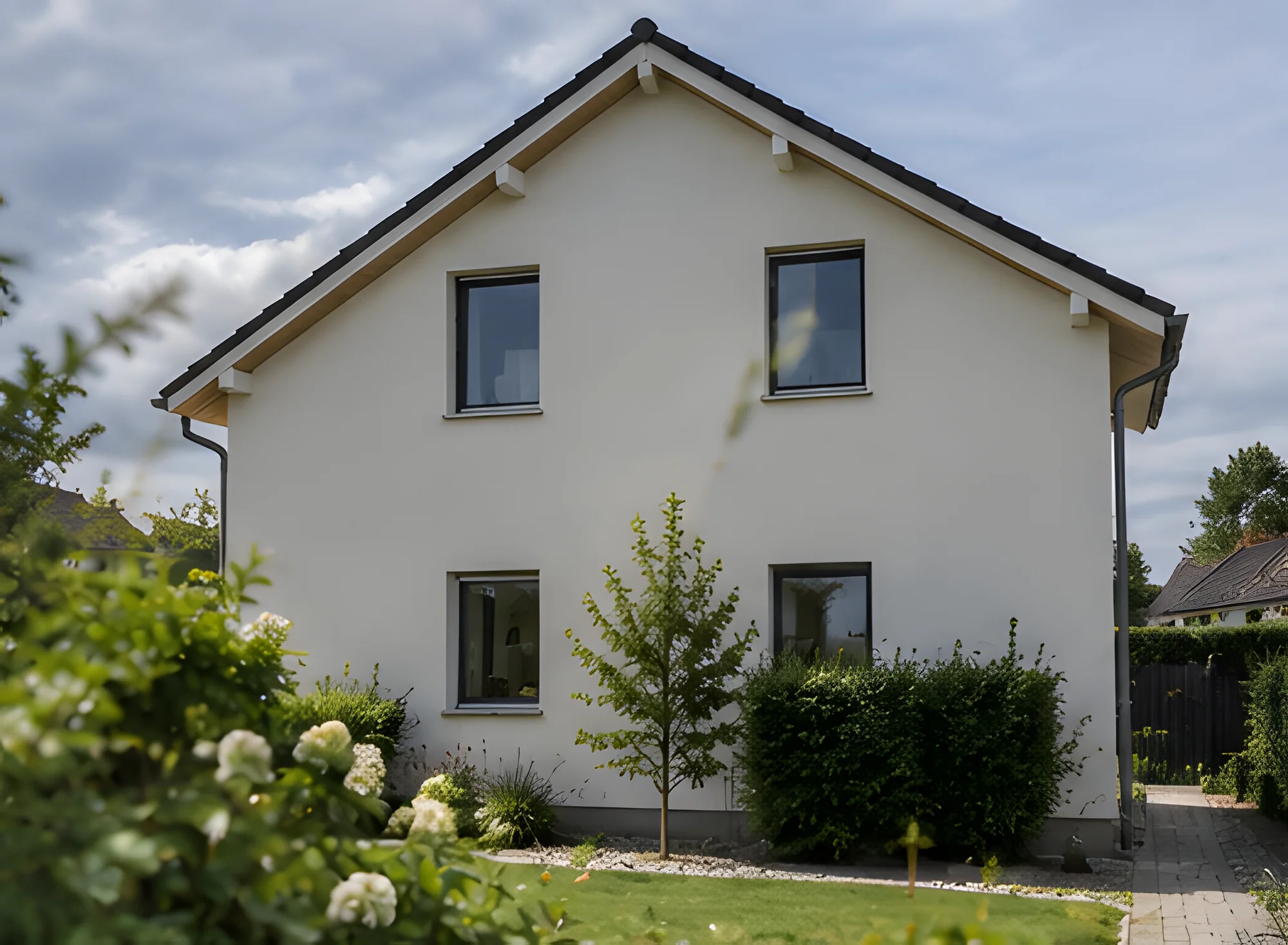 Einfamilienhaus, Giebelansicht bei Tageslicht