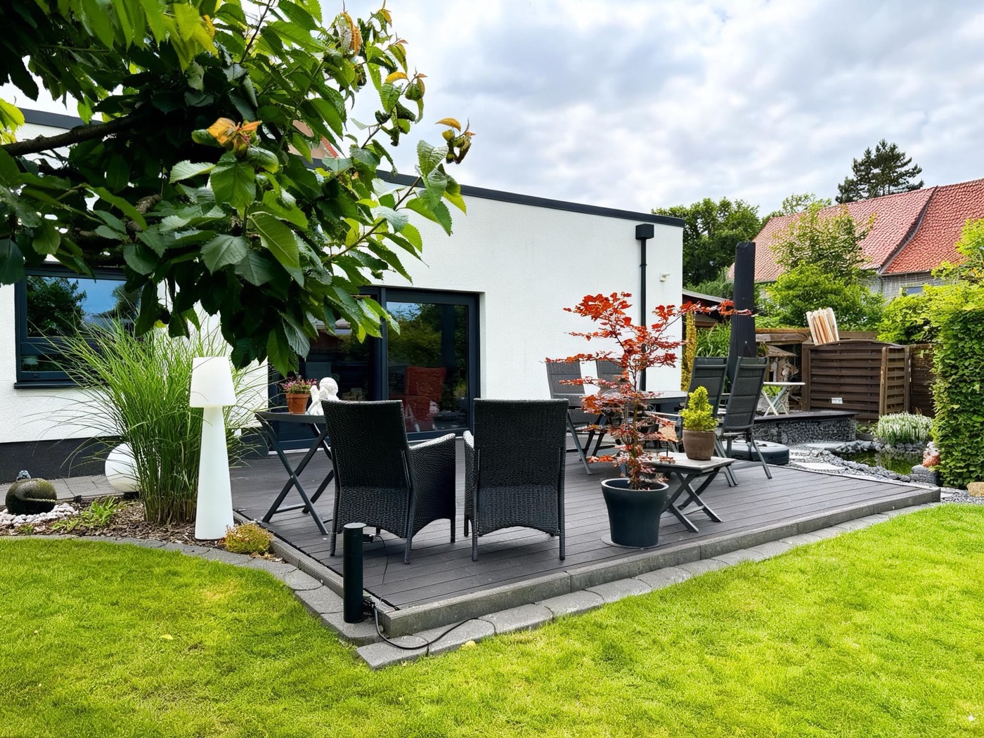 Gartenansicht mit Terrasse am Anbau-Projekt