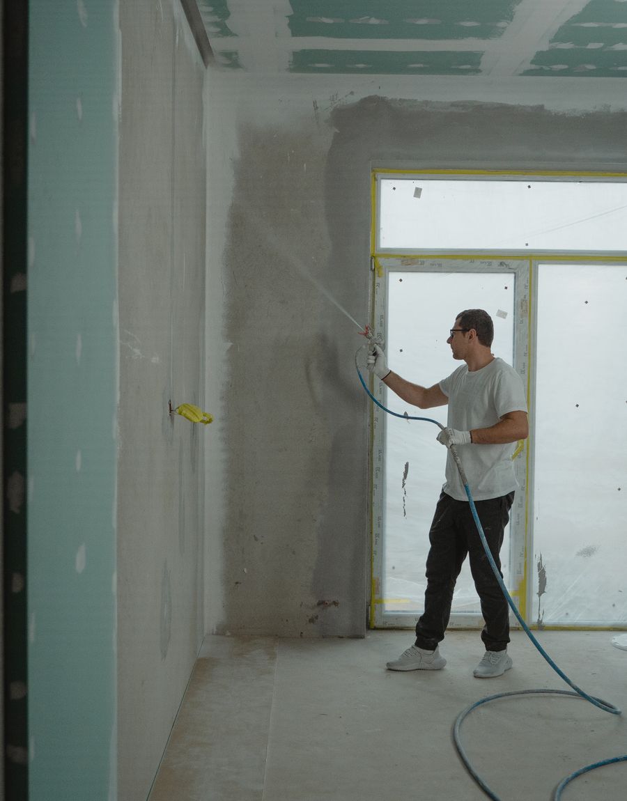Innenausbau eines Neubaus, Wände werden verputzt