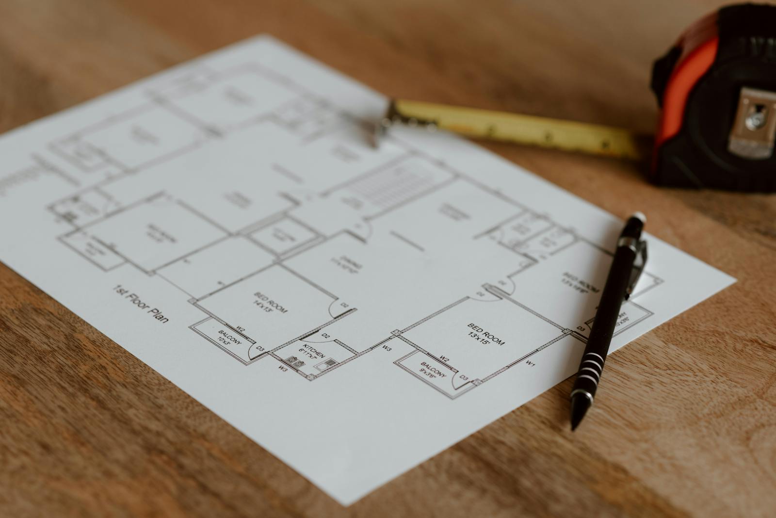 Architektonische Pläne mit Zeichenwerkzeug
