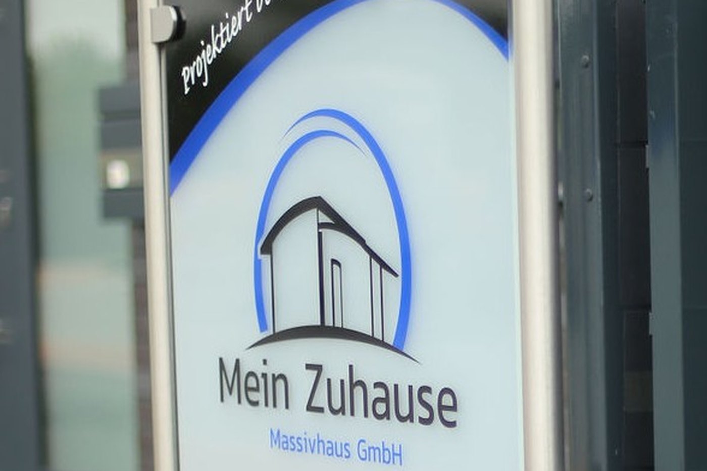 Firmenschild der Mein Zuhause Massivhaus GmbH
